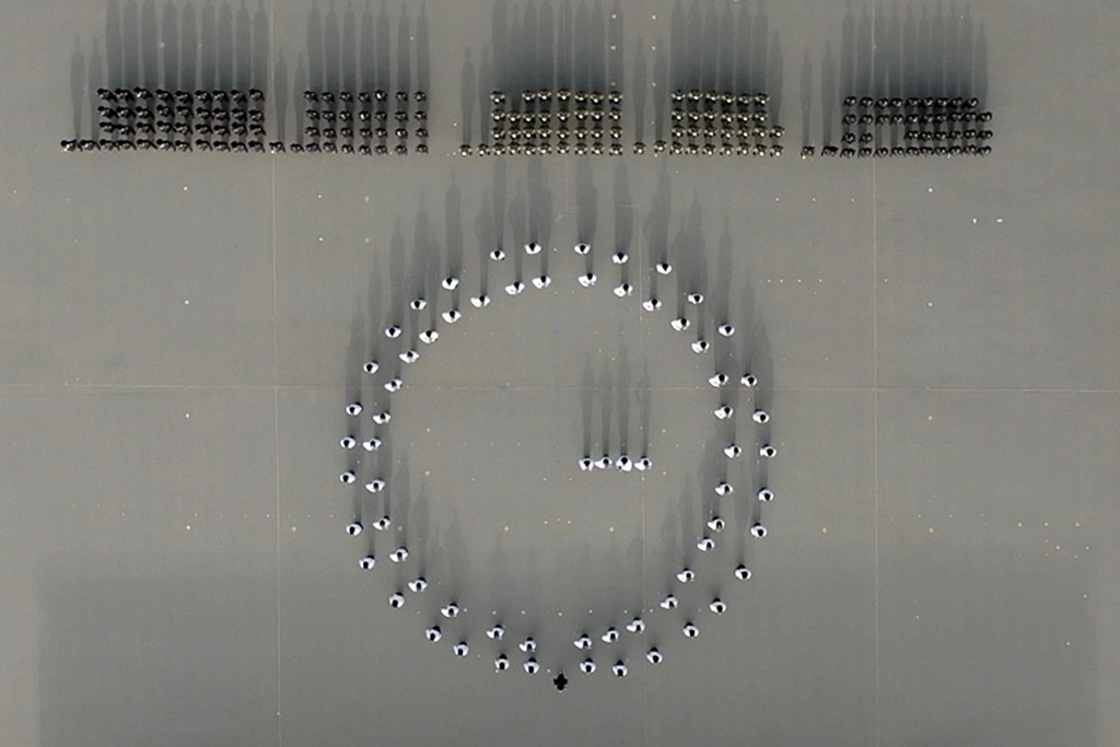 入境處儀仗隊以步操花式拼砌出一個富動感的圓形時鐘圖案，令李家超印象深刻，