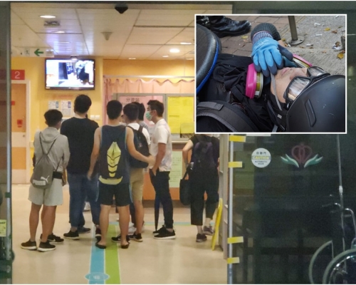 槍傷男示威者(小圖)仍然危殆 ;事主親友到醫院了解。