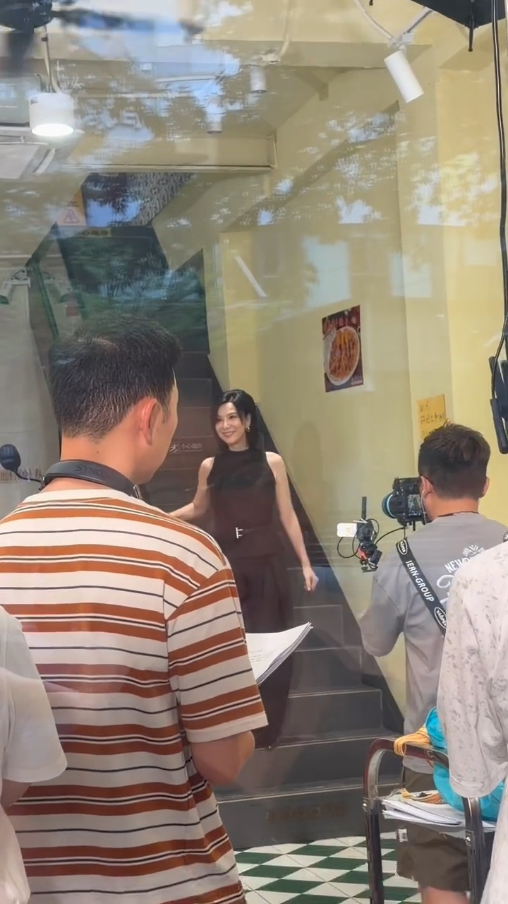 關秀媚在鏡頭前走下樓梯，為新戲進行拍攝。