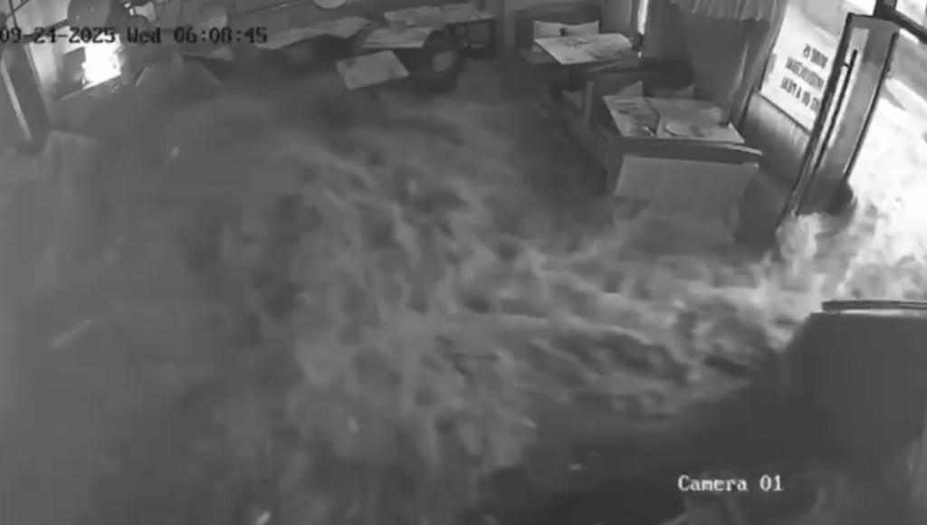 大量海水破門湧入，整個店面瞬間被淹沒