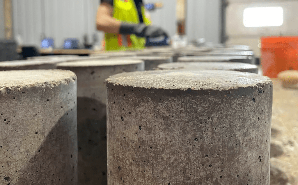 CarbonCure採用「礦化」，將二氧化碳轉化為石灰石顆粒，並成為混凝土原料之一，替代部分水泥。（CarbonCure圖片）