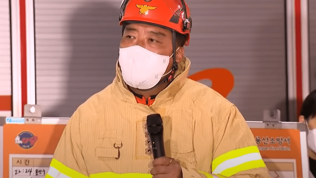 崔成範雖然神情冷靜，但是手持咪高峰的手卻不斷顫抖。網圖