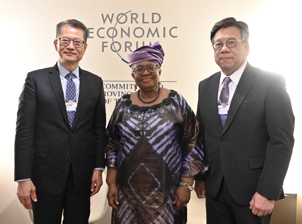 陈茂波（左）在出席世界经济论坛年会期间，与世界贸易组织总干事伊维拉博士（中）会面。陈茂波网志图片