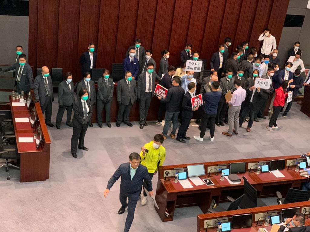 會議於下午2時半開始時情況仍然混亂。