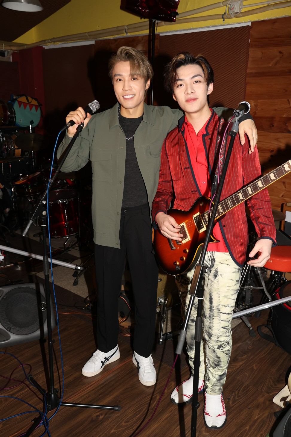 丁子朗和余宗遙在「亞洲超星團」節目中演唱歌過謝霆鋒的一曲《活着VIVA》受到觀眾歡迎。