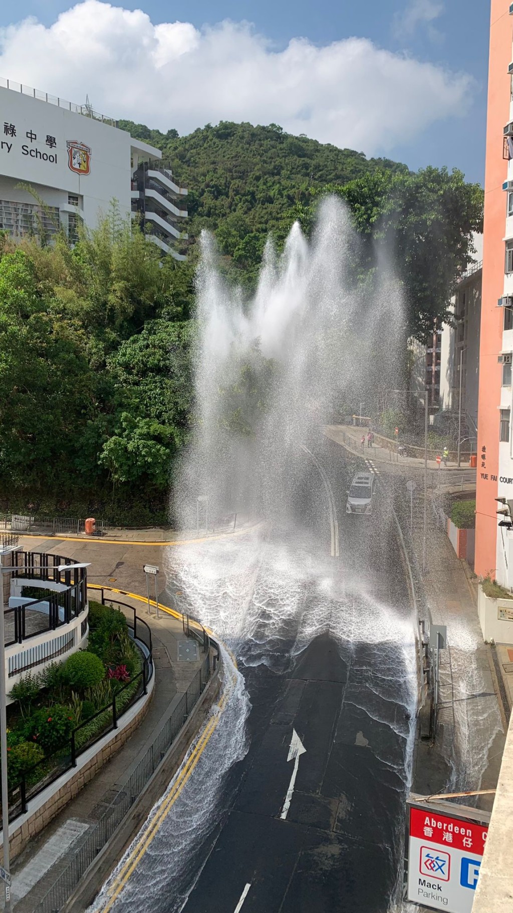 香港仔水塘道一带爆水管。（读者提供）