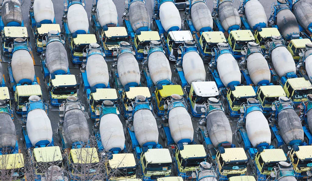 貨車司機罷工,安養市有大批混凝土車停泊在工廠內。