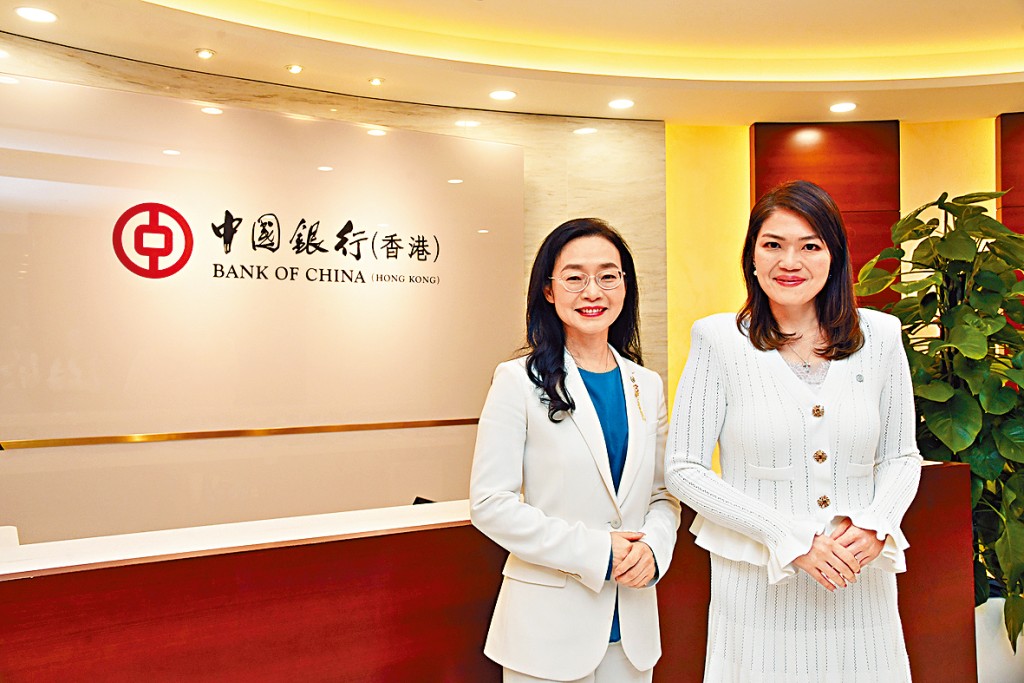 劉賽麗(左)表示,去年該行新開戶的來港人才數目按年增長超過5成。右為溫晞文。