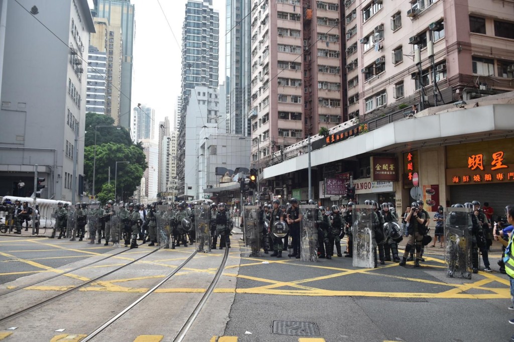 示威者在中聯辦一帶與警察對峙