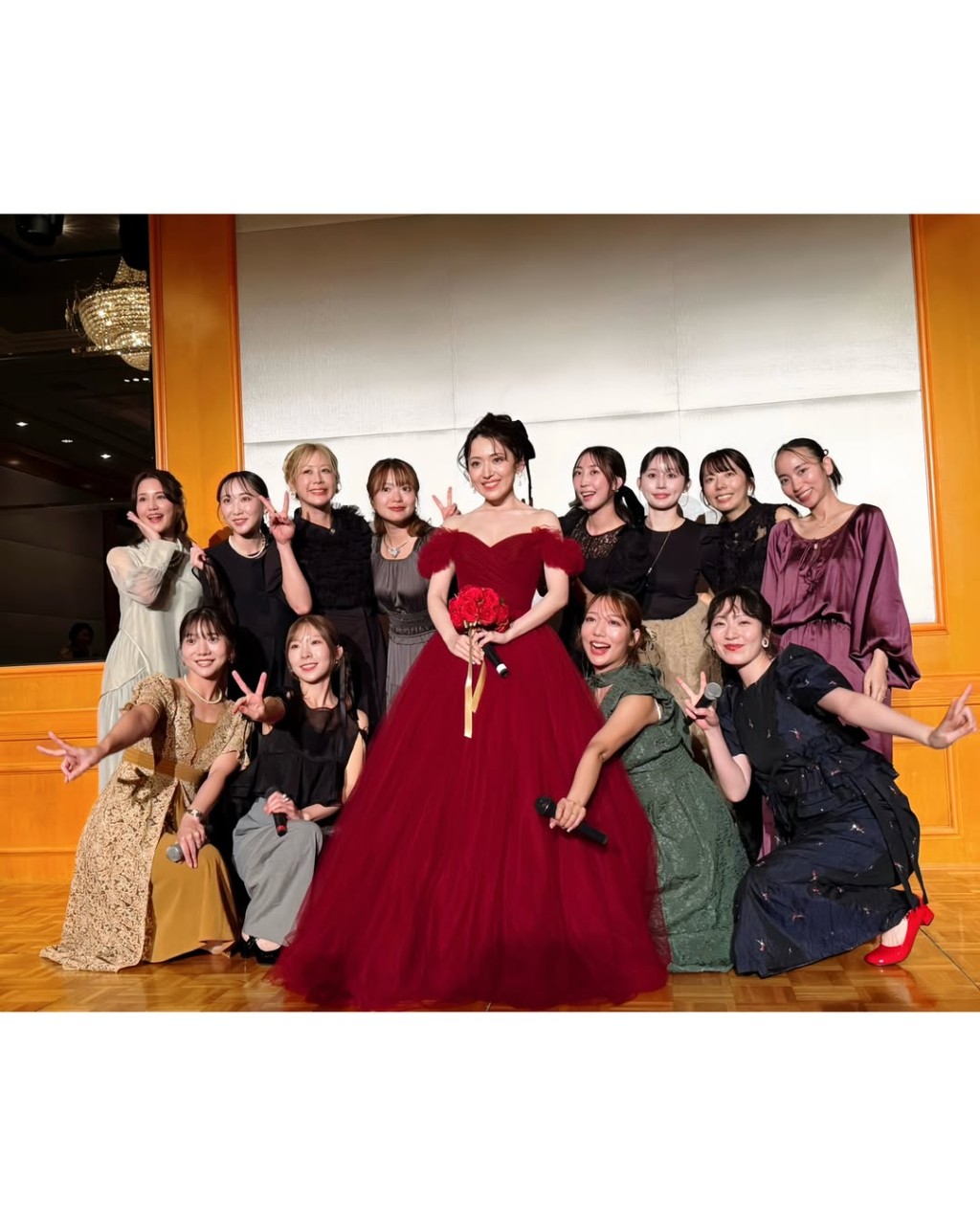 內田真由美穿上紅色晚裝，與一眾好姊妹留下珍貴合照。