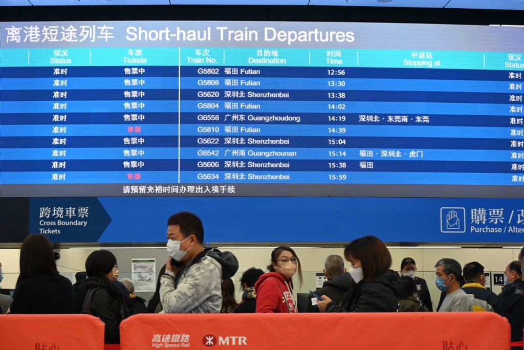 香港高鐵首日増加售賣車票，大批市民排隊購票。梁文輝攝