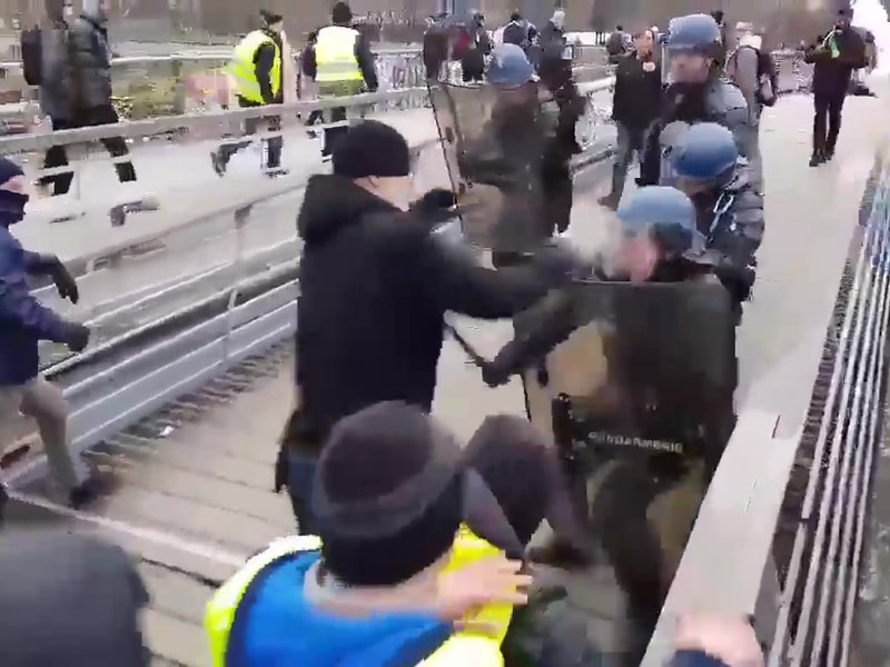 前輕重量級冠軍拳手德廷格周一自首,聲稱當時出手是出於自衞。(網圖)