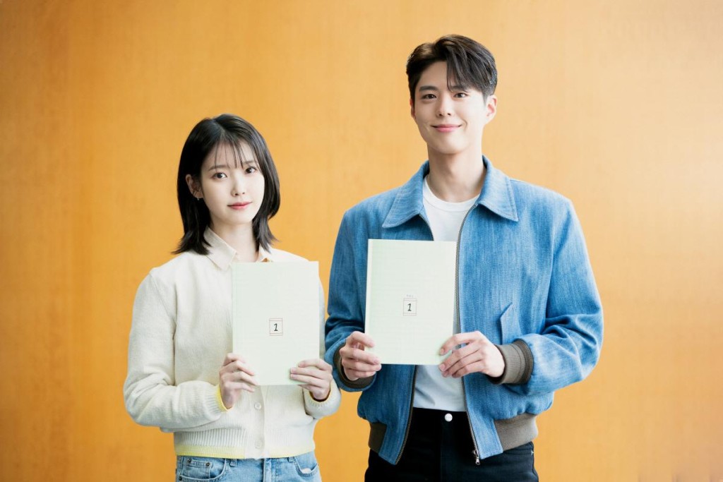 IU與朴寶劍的新劇《你辛苦了》，今日公開花絮照。