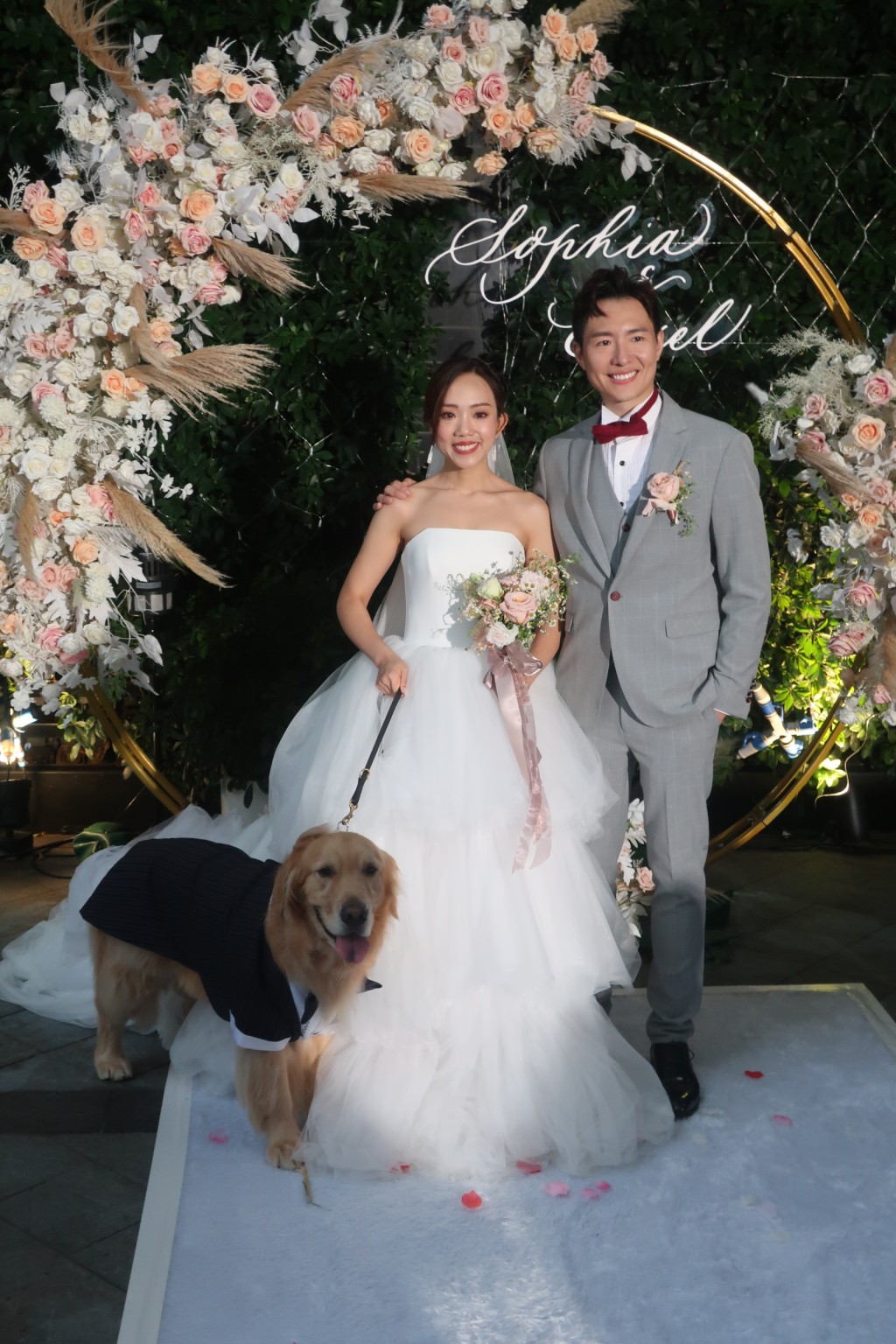 招浩明與太太及愛犬，一家三口好幸福。