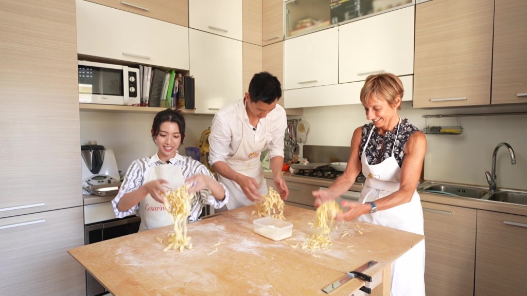 两人跟当地家庭主妇学煮地道意大利菜。