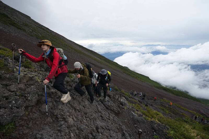 靜岡縣將對富士山封山期登山者實施「強制提交登山申請書」制度，若未提交，最高罰5萬日圓。美聯社