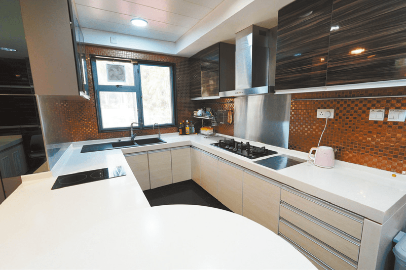 特大廚房備有多組廚櫃，U 型工作枱設計，入廚更得心應手。