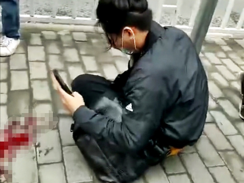 受傷的男子還對著地上的血拍下照片。網圖