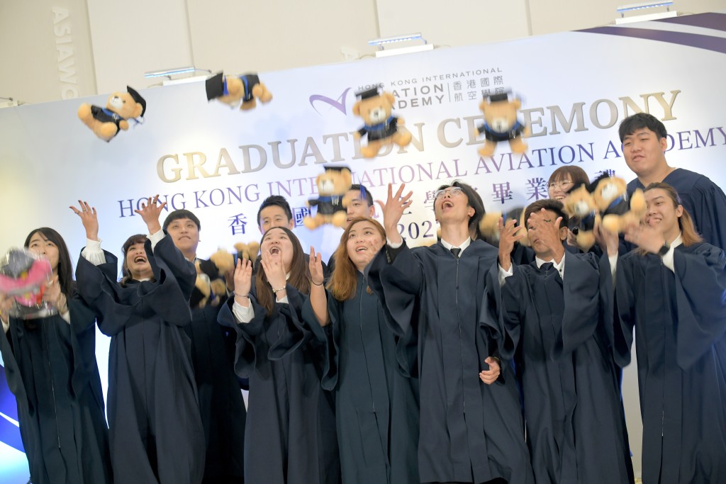 香港國際航空學院於上周五舉行畢業典禮。 梁譽東攝