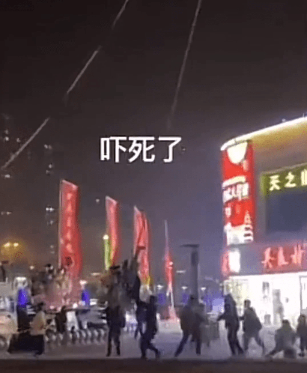 网民发布影片，一名男子脚缠热气球绳子遭倒挂空中1米高。