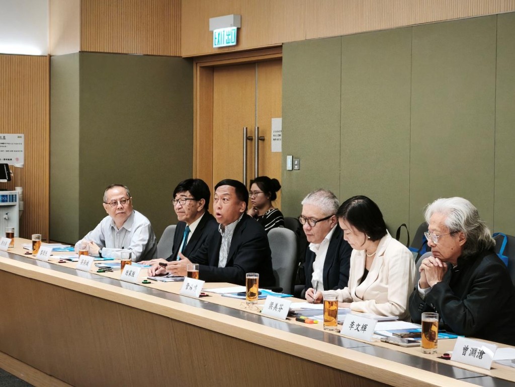 梁美芬教授率領七名立法會議員及十二名核心成員,前往政府總部向政制及內地事務局局長謝小華正式提交《就香港特別行政區經濟和社會發展第一個五年規劃——發展民間外交融入及服務國家大局建議書》。 梁美芬教授率領七名立法會議員及十二名核心成員,前往政府總部向政制及內地事務局局長謝小華正式提交《就香港特別行政區經濟和社會發展第一個五年規劃——發展民間外交融入及服務國家大局建議書》。