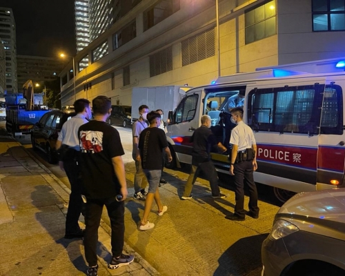 警屯門搗無牌酒吧,拘25名男女。警方圖片
