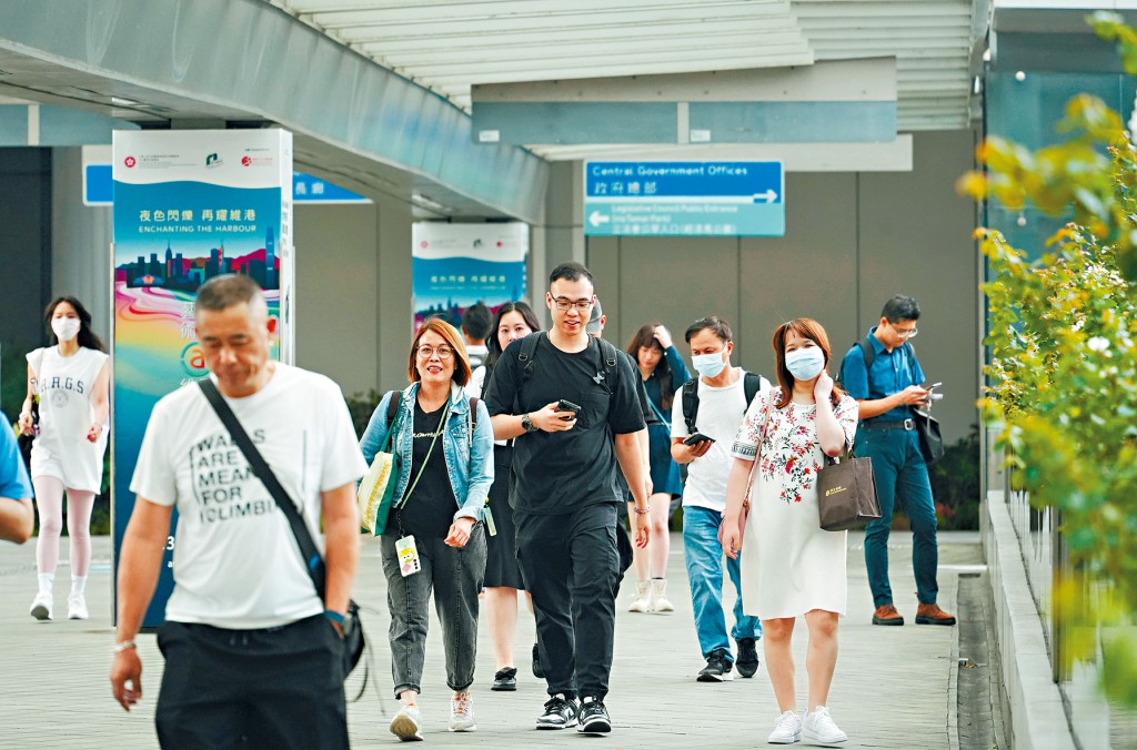 政府計劃由明年4月起,為育有3歲以下子女的政府僱員提供3天育兒假。