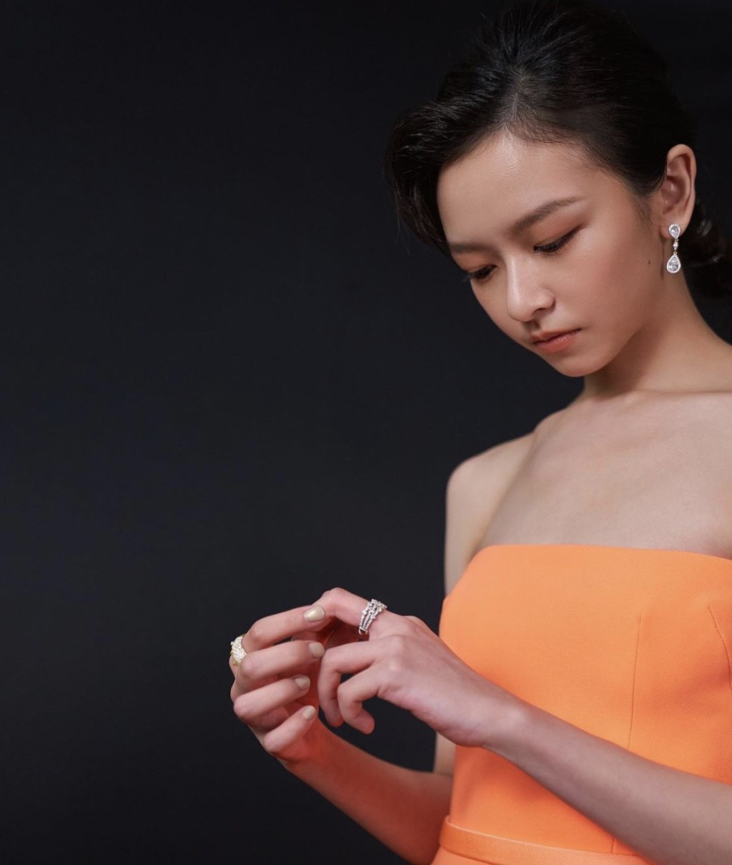 女演員陳姸霏穿上NET-A-PORTER的Alex Perry橙色Tube Dress,佩襯De Beers系列鑽飾。(IG@rayfeiqq)