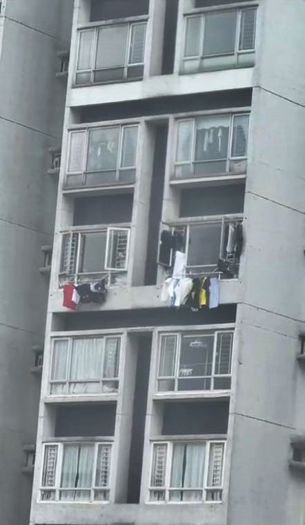 網民上載的街坊晾衣法。fb「麗港城討論區」截圖 網民上載的街坊晾衣法。fb「麗港城討論區」截圖