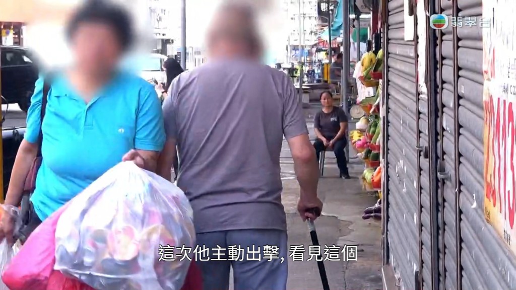 伯伯“不小心”撞到的目标全是女性，主攻手部及臀部位置。