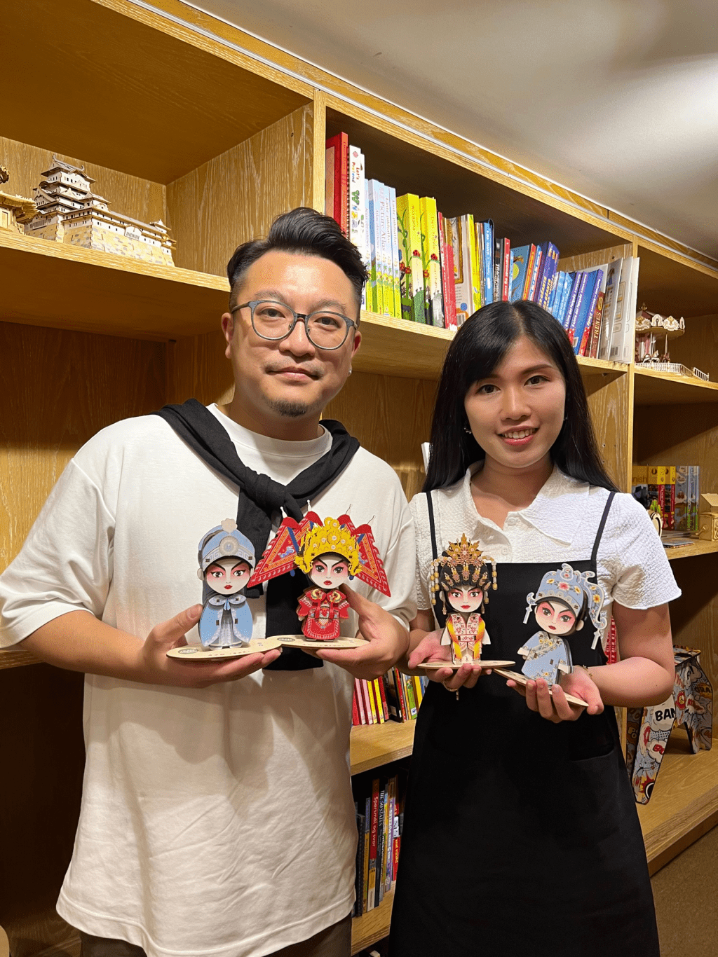 平面設計師陳志浩（左）及產品設計師莊巧彤（右）負責設計人偶，他們指可提升小朋友對中華文化的興趣。