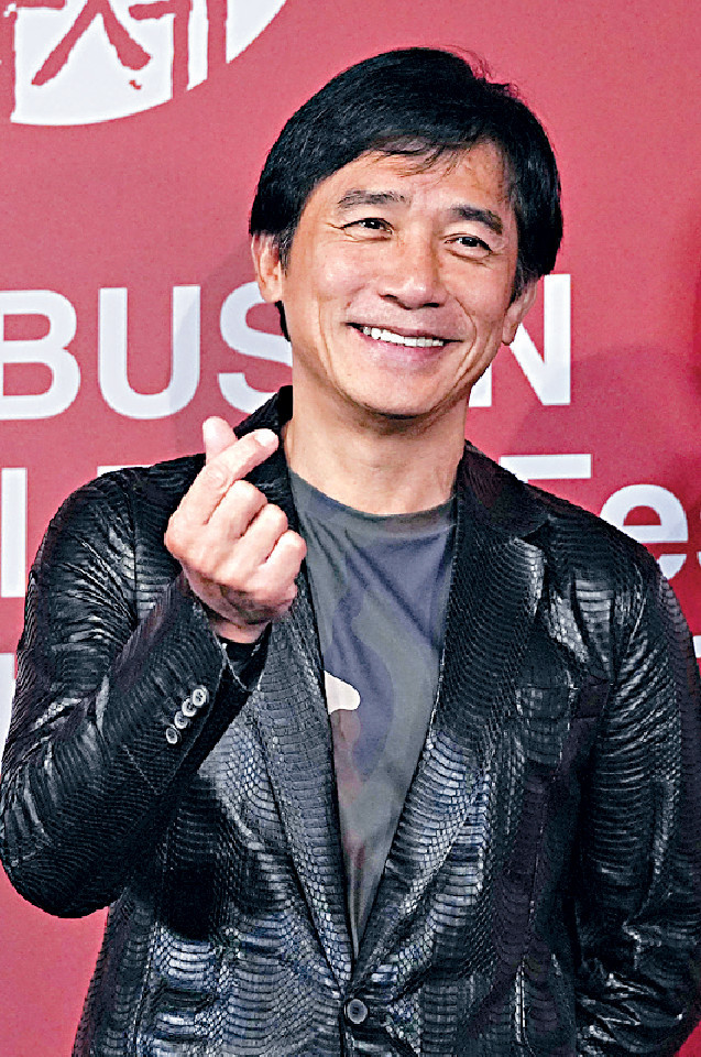 ■偉仔出席記者會時，入鄉隨俗派手指心心。美聯社
