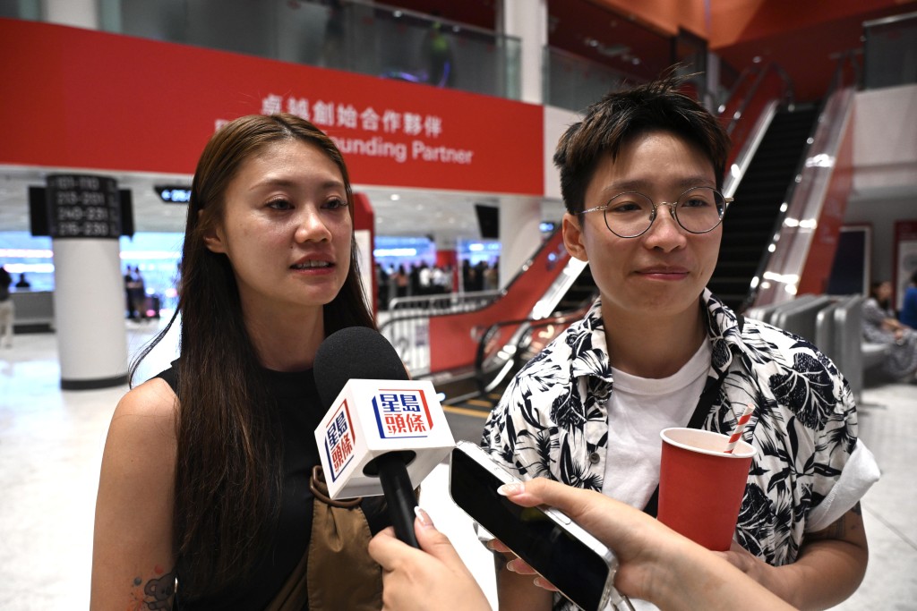 黃小姐及吳小姐指現場觀眾都很熱情支持，氣氛不錯。