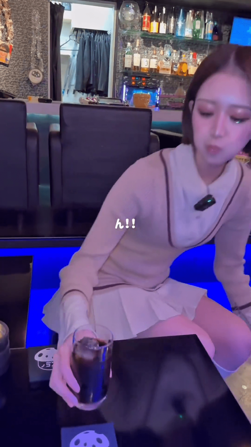 影片中，一名身穿制服的女性服务员拿来一杯咖啡。X@tkzwgrs