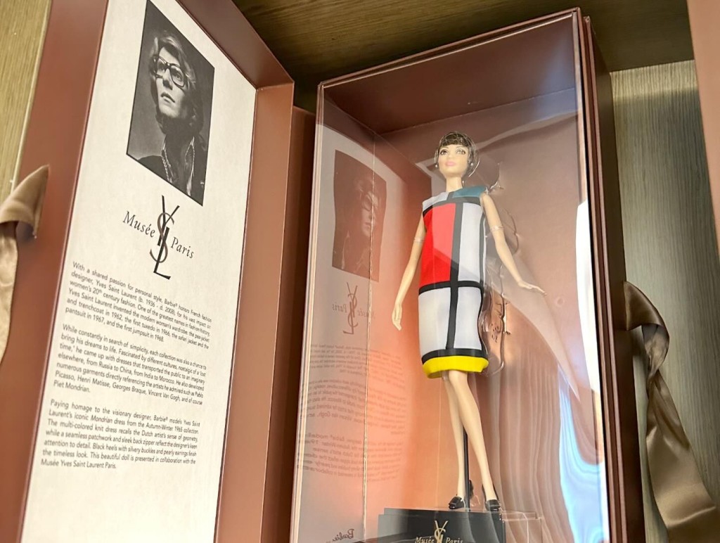 顧紀筠收藏2018年Barbie聯乘YSL的Mondrian Dress Barbie，炒價約1,800元。