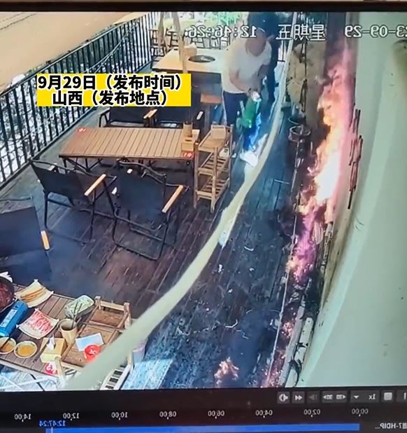 餐厅人员用灭火器灭火。影片截图