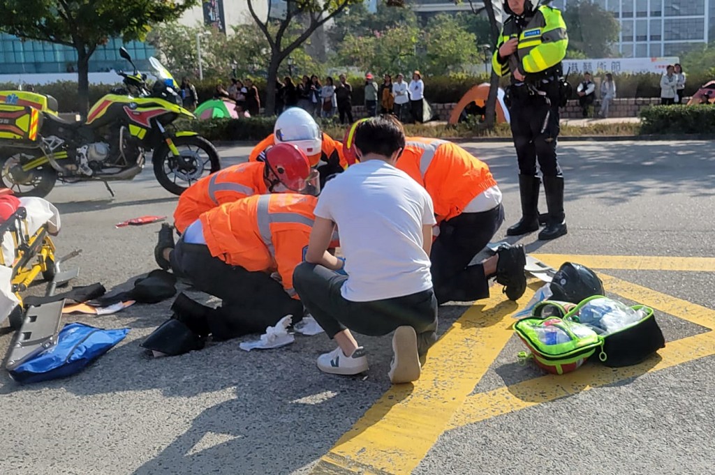 鐵騎士倒地受傷,救護員即場急救。fb:車cam L(香港群組)
