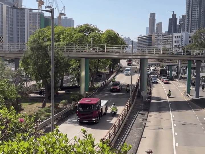 今日有消防處車隊現身太子道東,沿途有警車開路。Threads:talk_to_yourselffff 今日有消防處車隊現身太子道東,沿途有警車開路。Threads:talk_to_yourselffff