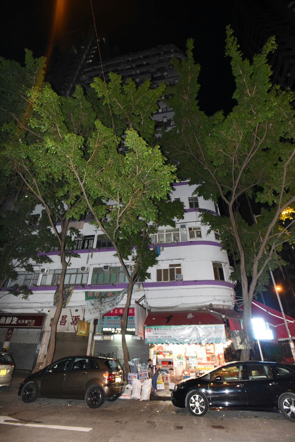 男子跳下的位置正正是生果店對開。