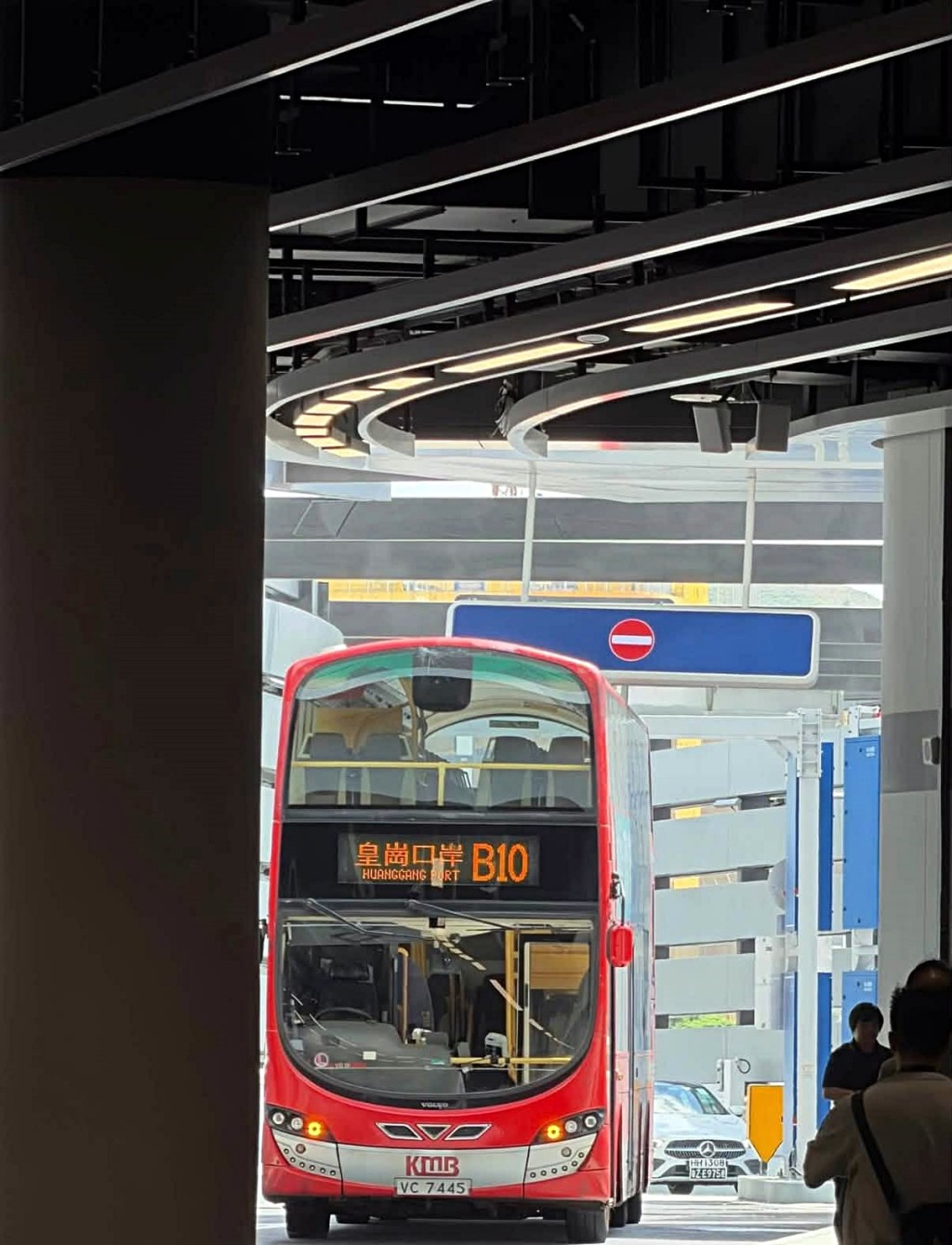 九巴B10行錯路撞交通指示牌。網圖