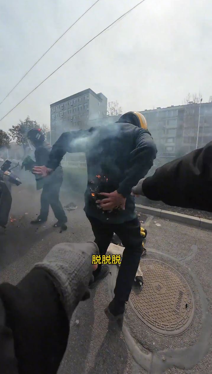 許先生協助起火騎手脫掉衣服。抖音@多哆飼養員