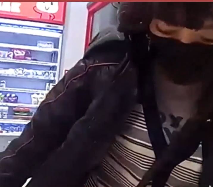 吉林7旬老翁扮女人零元购被捕。抖音＠延边广播电视台