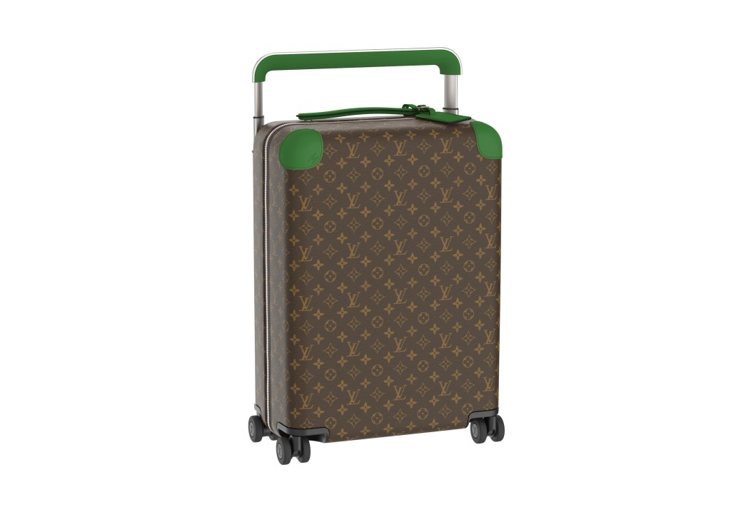 Louis Vuitton经典Monogram行李箱，配以抢眼的绿色细节。