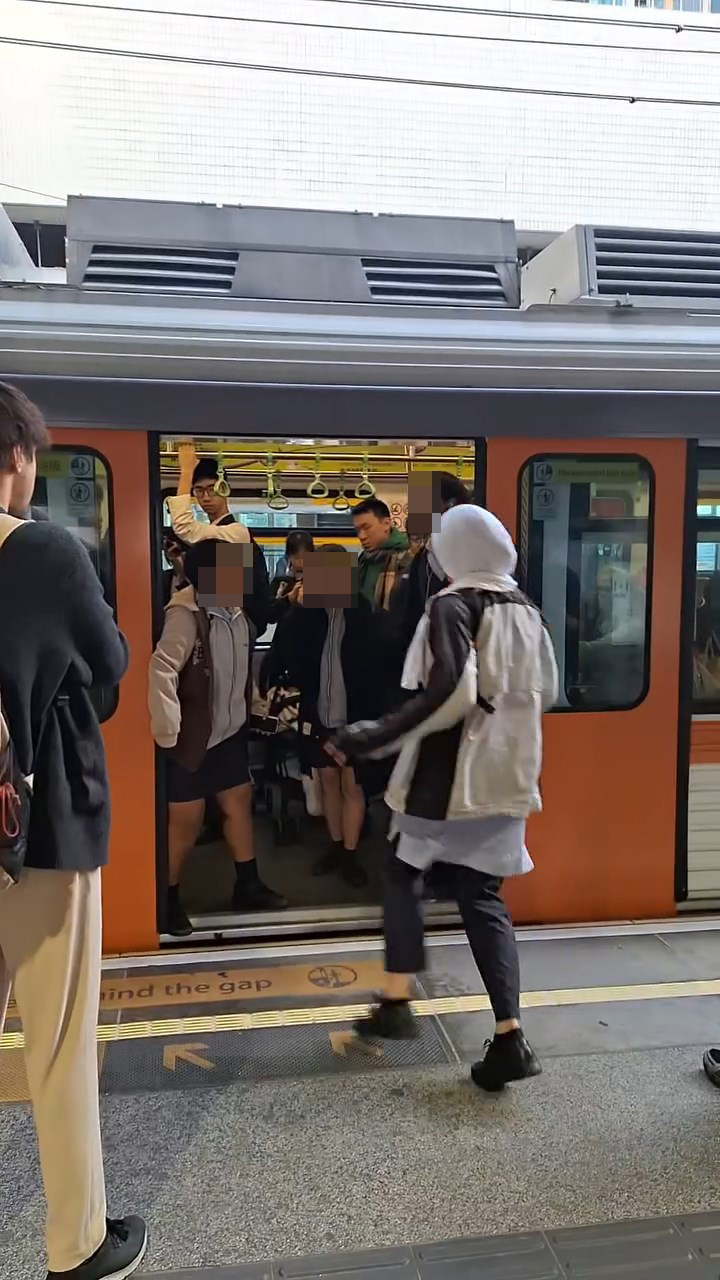 一男一女學生及時衝入車廂。threads@random_tree_sleeping影片截圖