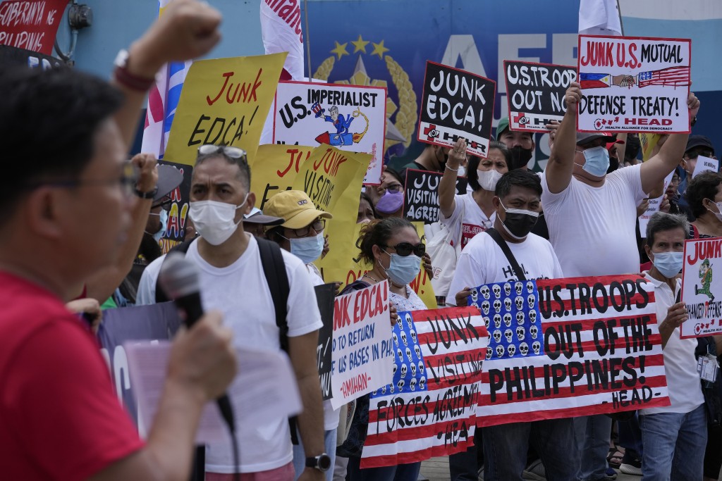 菲律賓示威者高舉口號抗議美國國防部長奧斯汀到訪。AP