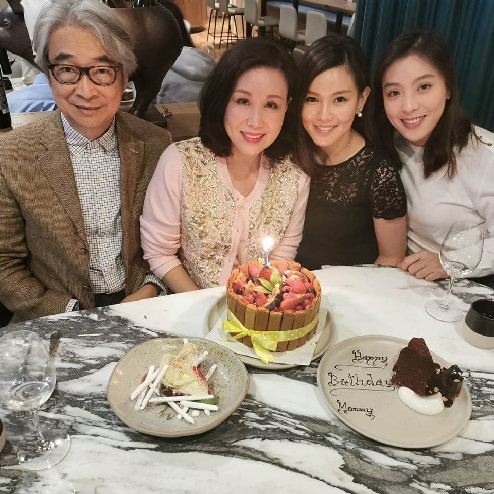 文雪兒與另一半及兩個女兒。
