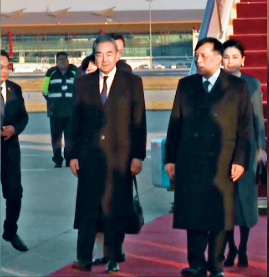 泰國國王哇集拉隆功（右）抵達北京，王毅接機。