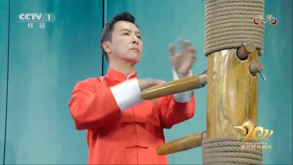 甄子丹向木人樁攻擊速度極快，再加上無影手動作，相當精彩。