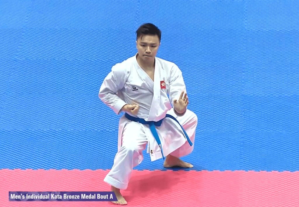 洪晧崴空手道男子個人形銅牌戰以5:0擊馬來西亞選手,為港隊再添一面銅牌。電視直播截圖 洪晧崴空手道男子個人形銅牌戰以5:0擊馬來西亞選手,為港隊再添一面銅牌。電視直播截圖