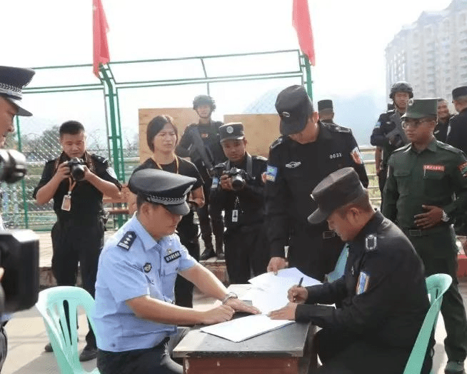 中国与缅甸边界，进行缅北电骗疑犯移送。